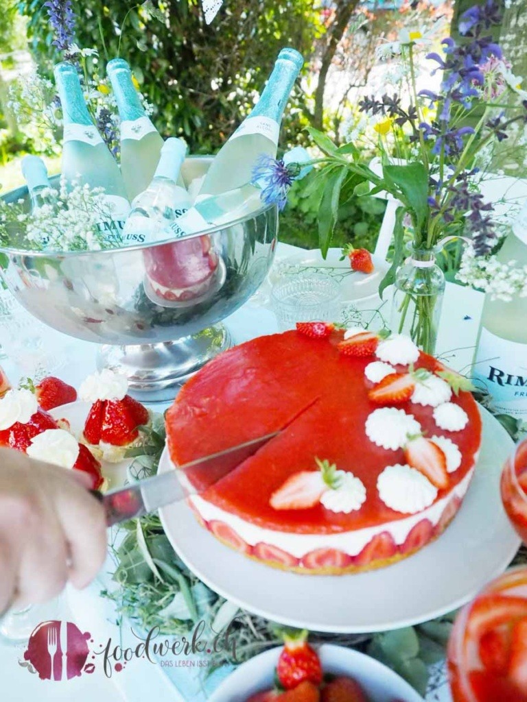 Midsommar Buffet Leichte Quarktorte Mit Erdbeeren Und Alkoholfreie