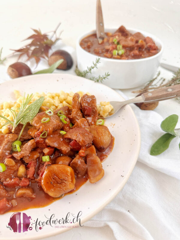 Rindergeschnetzeltes mit Marroni auf weissem Teller