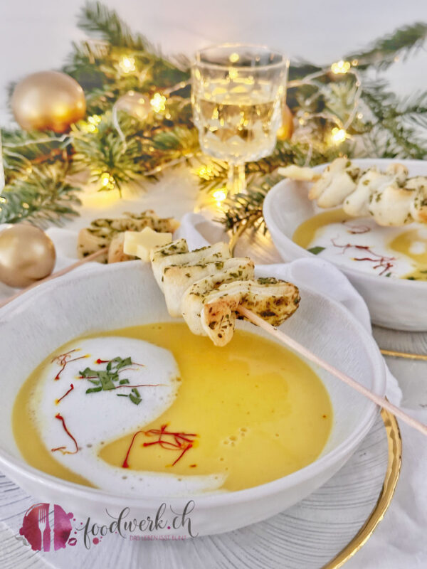 Festliche Weissweinsuppe mit Safran und Blätterteigtanne