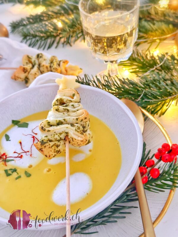 Leichte Weissweinsuppe mit Safran und Blätterteigtanne