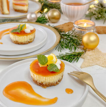 Weihnachtstörtchen angerichtet mit Blutorange und Cheesecake