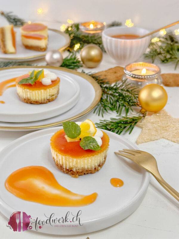 Weihnachtstörtchen angerichtet mit Blutorange und Cheesecake