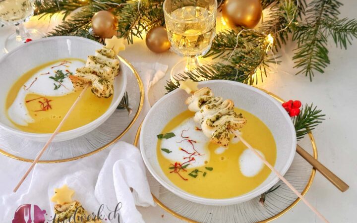 Festliche Safran-Weissweinsuppe mit Blätterteigtanne