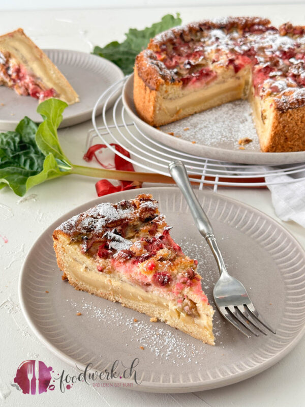Einfacher Rhabarber-Vanillekuchen mit Mürbeteig - Perfekt für den Muttertag 4 angeschnittener Rhabarber-Vanillekuchen