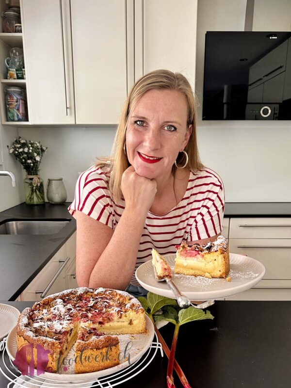 Einfacher Rhabarber-Vanillekuchen mit Mürbeteig - Perfekt für den Muttertag 2 Caro mit einem Stück des Rhabarber-Vanillekuchen in der Hand